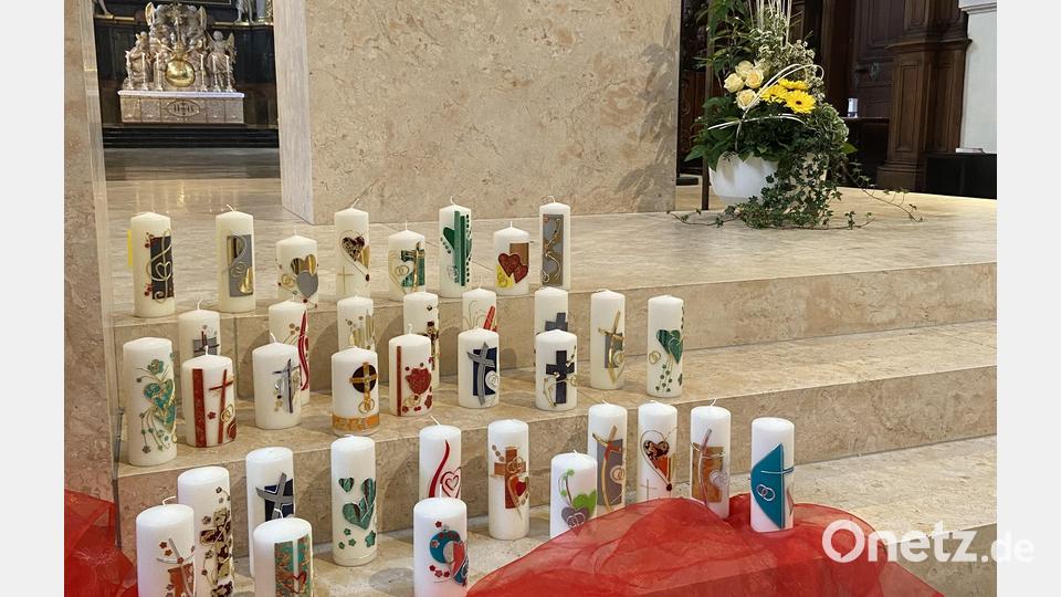 Als Erinnerungsgeschenk durften sich die Jubelpaare eine besonders gestaltete Kerze aussuchen. Bild: Markus Scharnagl/exb