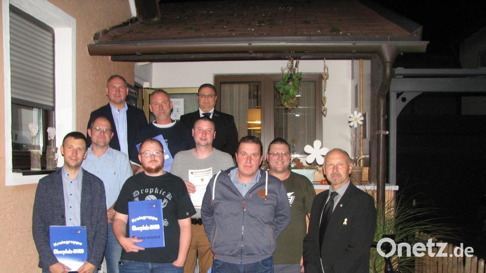 Kreisvorsitzender Manfred Zettl (rechts), Organisationsleiter der Kreisgruppe Oberpfalz Hartmut Schütze (hinten, rechts) und Bürgermeister Richard Kammerer (hinten, links) danken den Geehrten für ihre langjährige Treue.