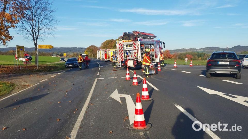 Bei einem Unfall mit einem E-Scooter an der Kreuzung „Kellerhöhe“ der Staatsstraße 2665 bei Kemnath erlitt der junge Fahrer schwere Verletzungen. Der Rettungshubschrauber Christoph 80 flog den jungen Mann in eine Klinik. Bild: mde