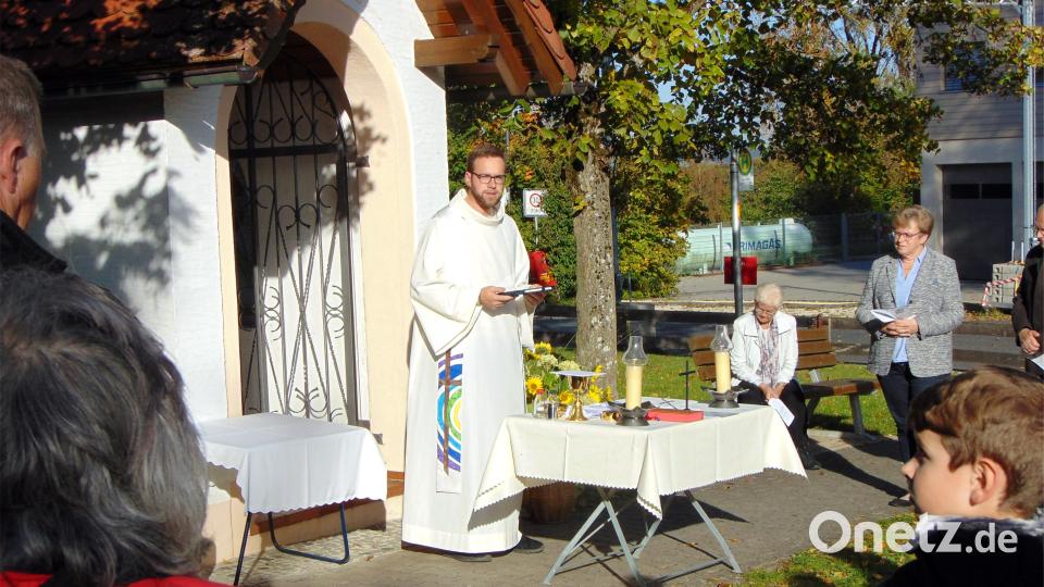 Kaplan Lucas Lobmeier feiert mit fast 60 Gläubigen vor der St.-Barbara-Kapelle den Erntedankgottesdienst der Siedlergemeinschaft Feuerhof. Bild: fnk