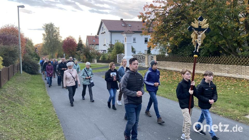 Bei der Rosenkranzprozession pilgerten Gläubige der Pfarreiengemeinschaft Waldsassen und Münchenreuth zur Kappl. Bild: Markus Scharnagl/exb