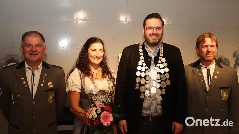 Stimmungsvolle Königsproklamation bei Edelweiß Wolfsbach. 
Schützenmeister Heiner Graf (links) und Schießleiter Georg Dotzler (rechts) geben die neuen Würdenträger bekannt: Schützenliesl Anita Holliday und Schützenkönig Bastian Bartmann. Bild: mrr