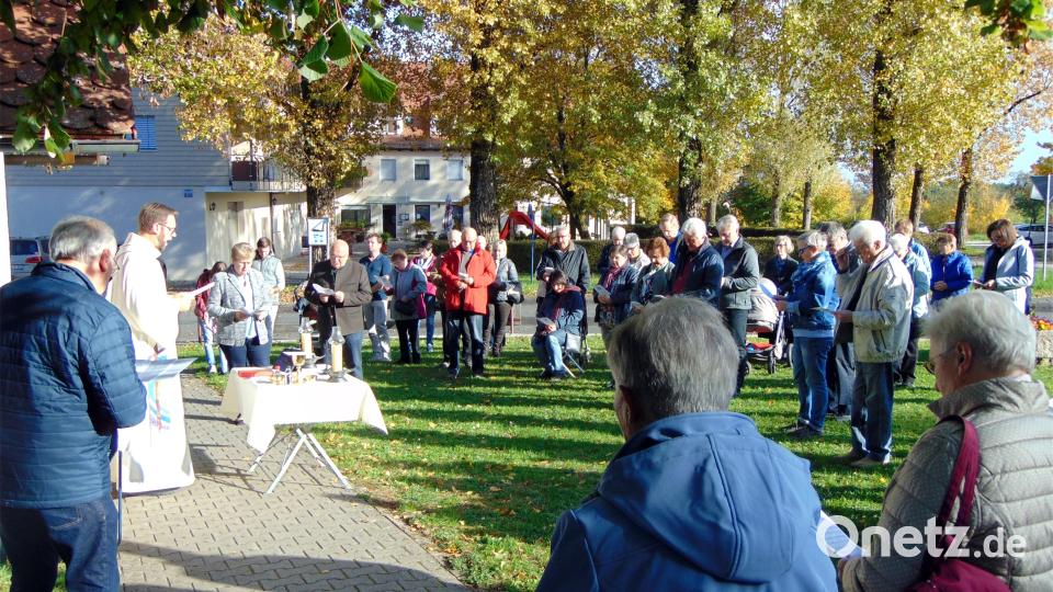 Kaplan Lucas Lobmeier feiert mit fast 60 Gläubigen vor der St.-Barbara-Kapelle den Erntedankgottesdienst der Siedlergemeinschaft Feuerhof. Bild: fnk