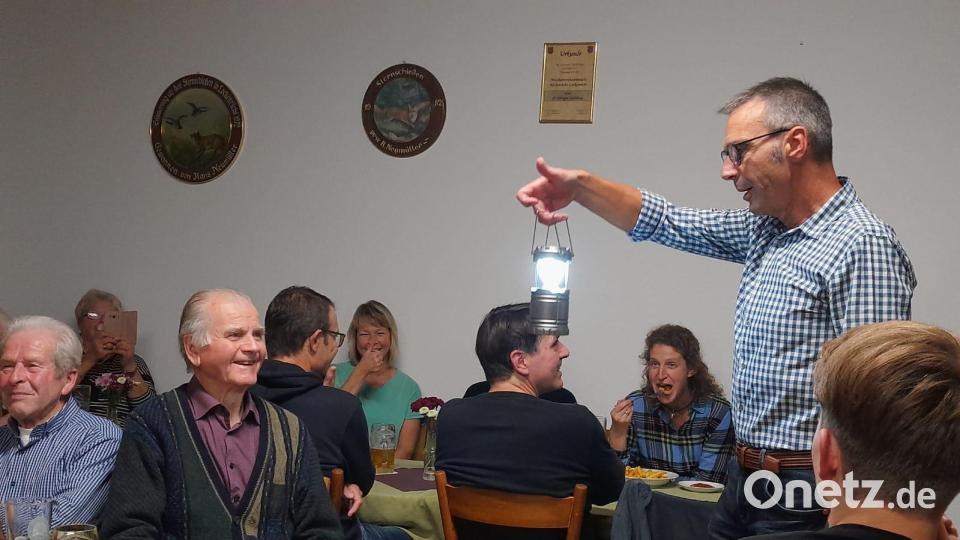 Zum Abschied gibt es von Bürgermeister Peter Achatzi eine Lampe für Hans Sperber als Dank für seinen Einsatz am Musikantenstammtisch seit 1995. Bild: lei