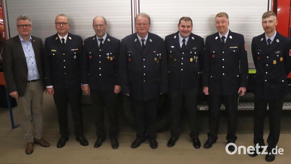 Jubilare im Feuerwehrdienst und Gratulanten: (von links) Bürgermeister Michael Göth, Kreisbrandinspektor Christof Strobl, Norbert Weber (40 Jahre), Hans König (50 Jahre), Dominik Seidler (25 Jahre), die Kommandanten Jürgen Schloß und Florian Kaufmann. Bild: mfh