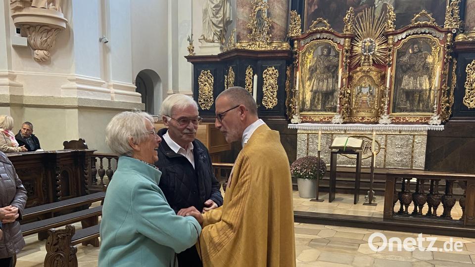 Carola und Richard Balk beim Einzelsegen durch Stadtpfarrer Dr. Thomas Vogl. Bild: Markus Scharnagl/exb