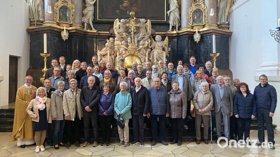 Die Jubelpaare vorm Hochaltar in der Basilika zusammen mit Stadtpfarrer Dr. Thomas Vogl (links). Bild: Markus Scharnagl/exb