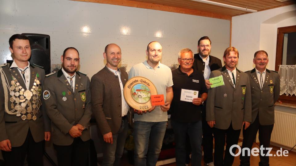 Zweiter Schützenmeister Marco Maier, Zweiter Schießleiter Matthias Graf und Bürgermeister Hans Ram gratulieren den Mannschaftsvertretern der drei bestplatzierten Teams, Michael Eichenseer, Günter Schindler und Bastian Bartmann mit Schießleiter Georg Dotzler und Schützenmeister Heiner Graf (von links). Bild: mrr