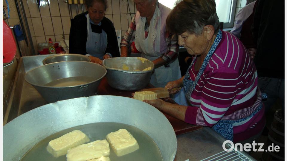 Frische Butter muss mit Gefühl in die speziellen Holzformen gebracht und dann in Eiswasser abgekühlt werden. Bild: fnk