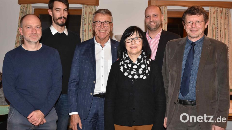 Das Vorstandsteam nach den Neuwahlen auf der Jahreshauptversammlung der Johann-Andreas-Schmeller-Gesellschaft (von links): Kassenprüfer Michael Bischoff, Zweiter Schriftführer Manfred Sailer, Zweiter Vorsitzender Bürgermeister Franz Stahl, Schatzmeisterin Beate Heinrich, Schriftführer Dr. Peter Kaspar und Erster Vorsitzender Christian Ferstl. Bild: Thomas Sporrer/