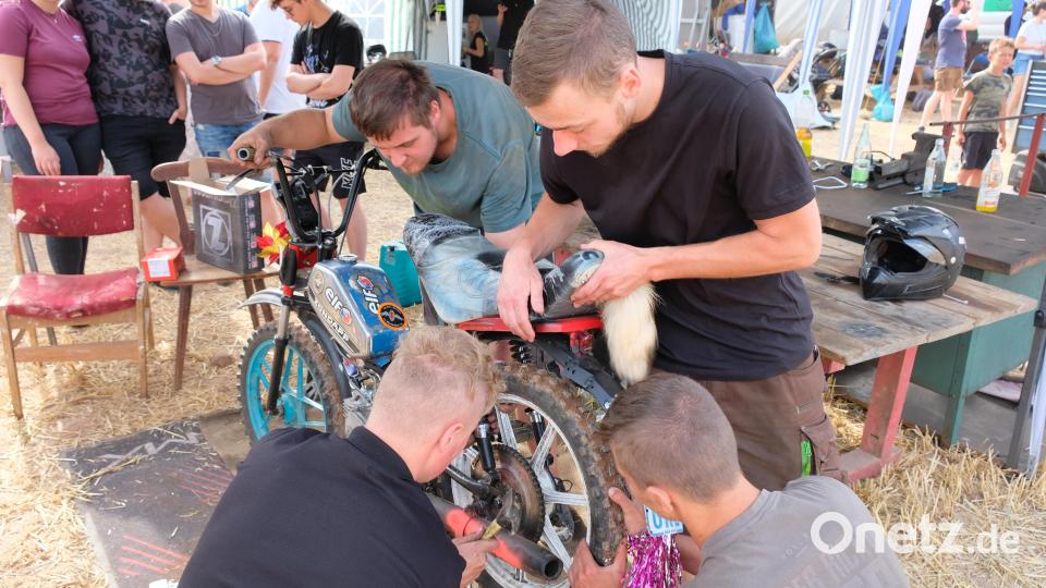 Schon nach wenigen Runden mussten die ersten Zweiräder zum Boxenstopp Bild: do