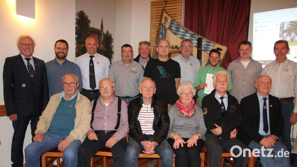 Langjährige und aktive Mitglieder ehrte der Soldatenbund Falkenberg. Unser Bild zeigt die Geehrten mit Kreisvorsitzendem Ferdinand Lienerth (links) und Bürgermeister Matthias Grundler (Zweiter von links). Bild: kro