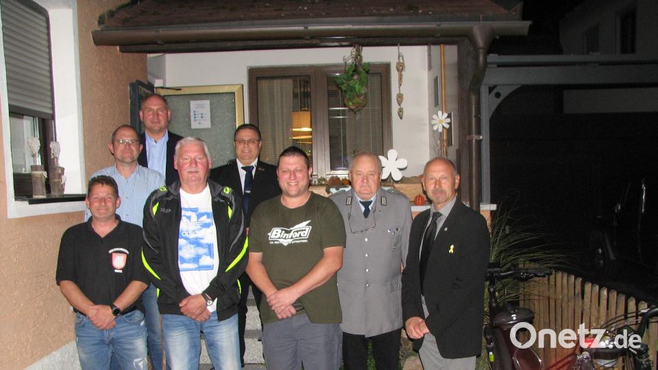 Kreisvorsitzender Manfred Zettl (rechts), Organisationsleiter der Kreisgruppe Oberpfalz Hartmut Schütze (oben rechts) und Bürgermeister Richard Kammerer (oben links) beglückwünschen die Vorstandschaft um Andreas Fellner (vorne Mitte) zu ihrer Wiederwahl und wünschen weiterhin eine gute Zusammenarbeit. Bild: knh