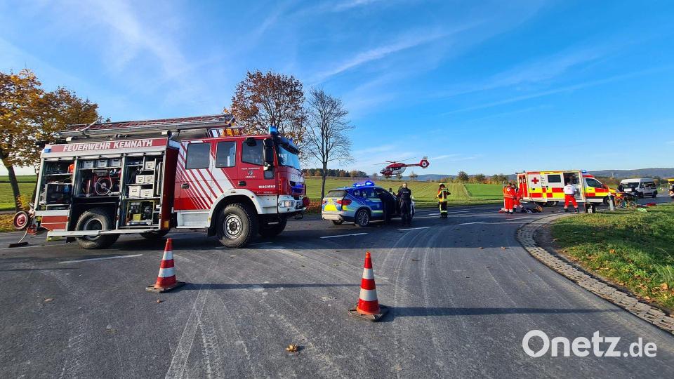 Bei einem Unfall mit einem E-Scooter an der Kreuzung „Kellerhöhe“ der Staatsstraße 2665 bei Kemnath erlitt der junge Fahrer schwere Verletzungen. Der Rettungshubschrauber Christoph 80 flog den jungen Mann in eine Klinik. Bild: mde