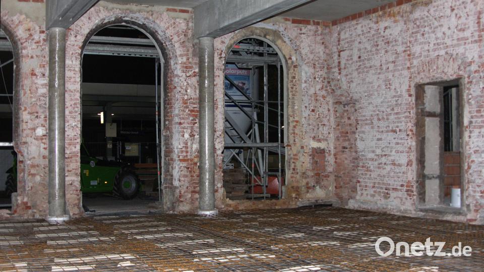 Der Blick ins Erdgeschoss des Bahnhofs zeigt: Der Innenputz wurde entfernt, die Fenster sind ausgebaut. Vor wenigen Tagen wurden Gittermatten aus Stahl verlegt. Bild: wro