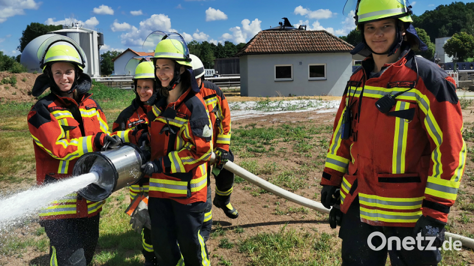 Corinna Panzer, Christina Lehner, Theresa Frank, Jaden Kahlert und Samuel Kausler (von links) sind die neuen Truppführer bei der Feuerwehr Kemnath. In der Abschlussprüfung bewiesen sie ihr Wissen und Können. Bild: mde