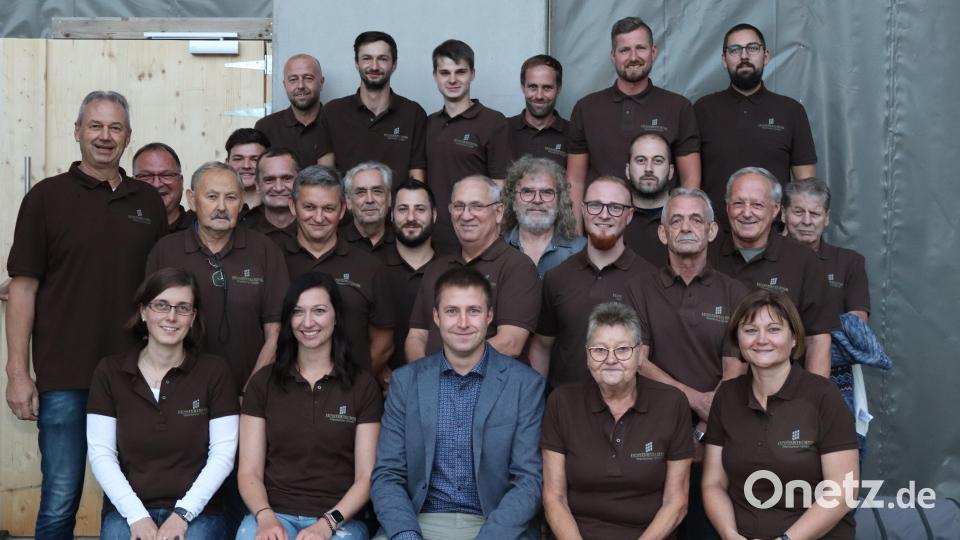 Die jetzige Belegschaft der Firma Fenstertechnik Weinfurtner GmbH beim Firmenjubiläum Bild: mrr