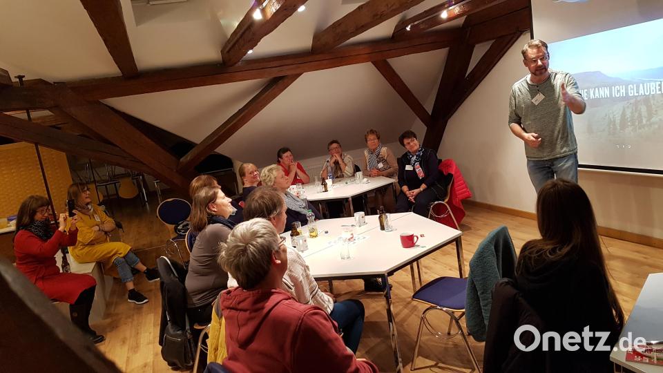 Jörg Oppitz (stehend) leitet mit einem Witz zum thematischen Kurzfilm über. Bild: ban