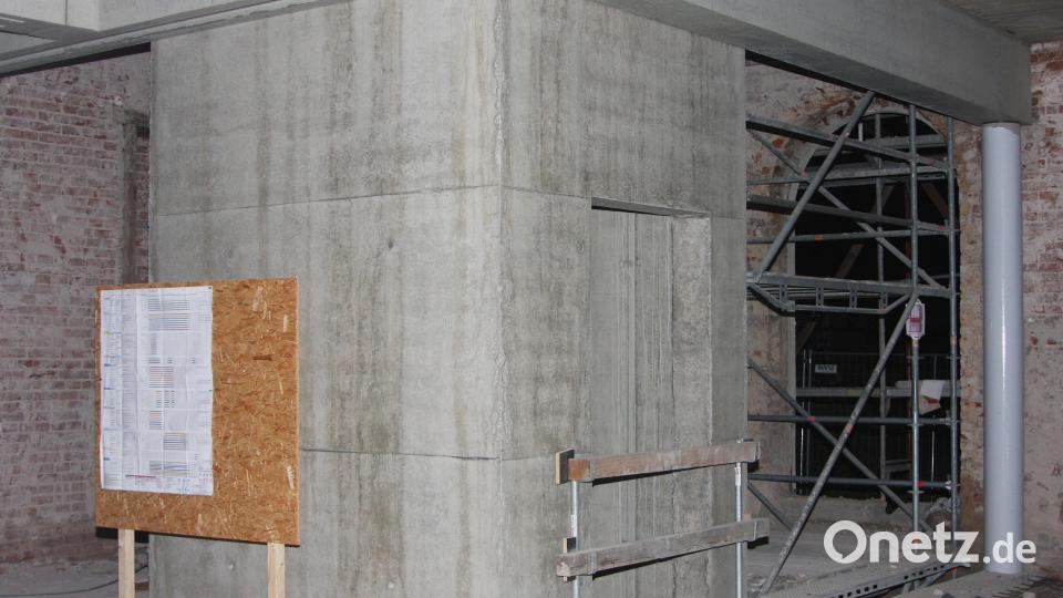 Bereits fertiggestellt ist der Schacht für den Aufzug. Technik und Fahrstuhl werden aber erst in der Finalphase installiert. Bild: wro