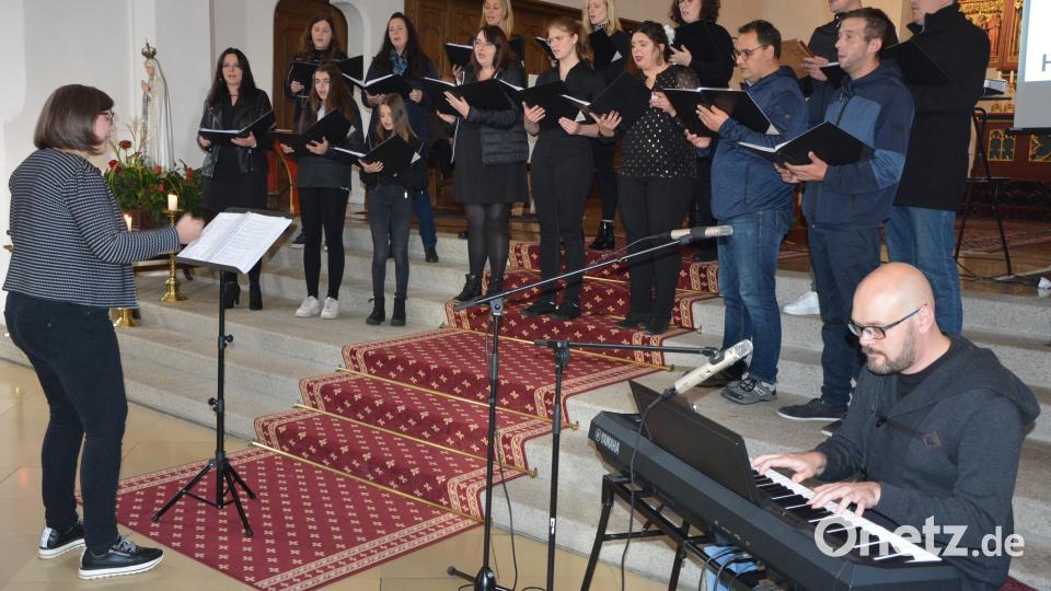 Der 17-köpfige Chor „Grazie A Dio“ aus Leonberg bei seinem Konzert in der Tirschenreuther Stadtpfarrkirche. Mit im Bild Leiterin Michaela Burger (links) und Christoph Habel am Piano. Bild: jr
