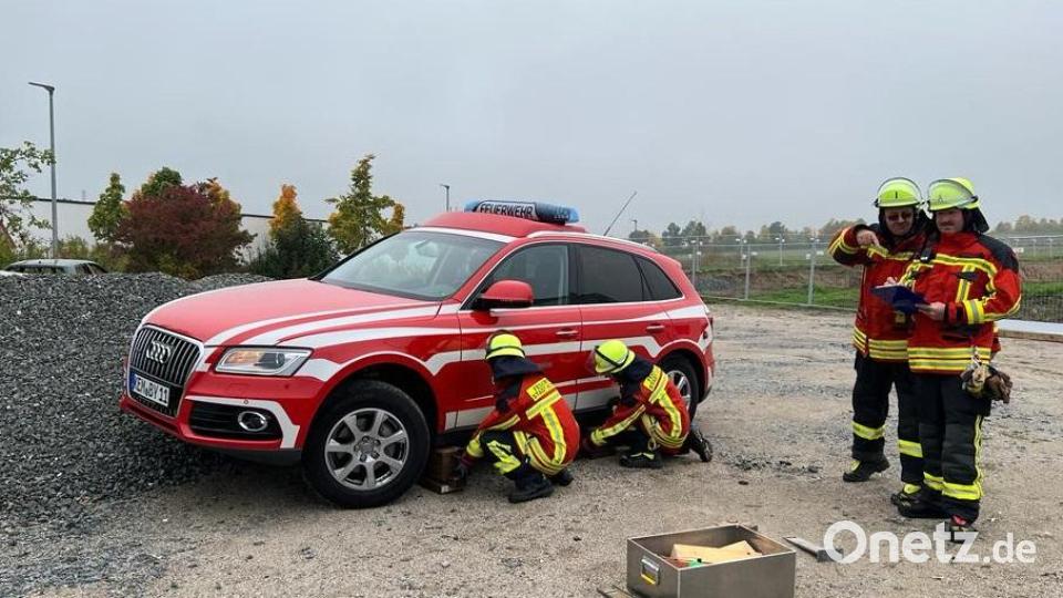 Maßnahmen der Feuerwehr nach einem Verkehrsunfall gehörten auch zum Prüfungsumfang. Die Prüflinge (links) sichern das Unfallfahrzeug, die Prüfer (rechts) bewerten die Arbeit. Bild: mde