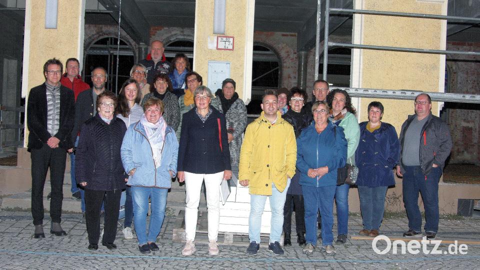 Beim Ortstermin am Bahnhof Wiesau informierte Architekt Uwe Reil (links) über den aktuellen Stand der Baustelle. Bild: wro