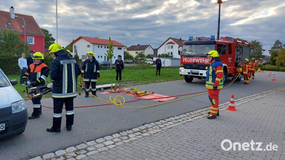 Die Feuerwehr Weiherhammer absolviert eine tadellose Leistungsprüfung. Bild: bk