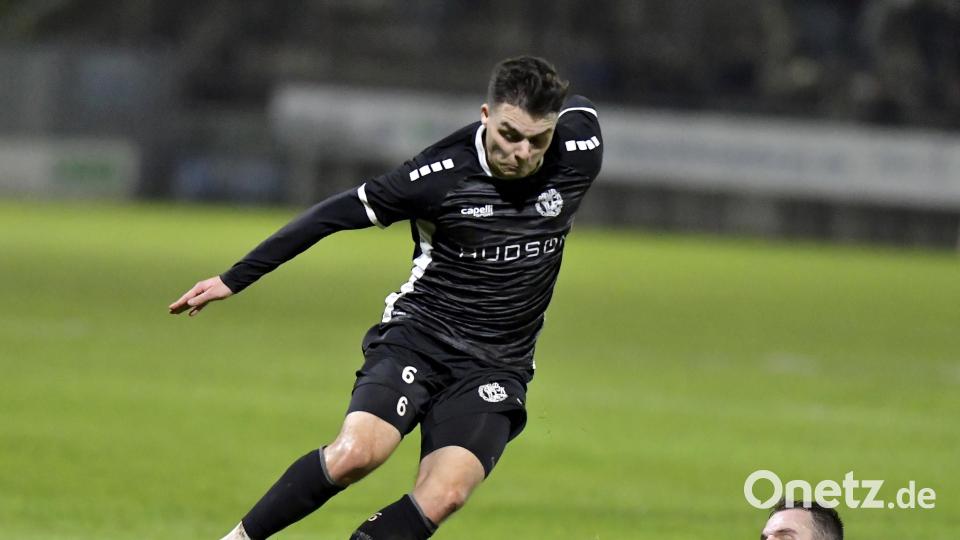 Patrick Hofmann (links) glich für die DJK Gebenbach zum 1:1 aus. In dieser Szene will ihn Daniel Gömmel (rechts) von der DJK Ammerthal mit einer Grätsche vom Ball trennen. Bild: Hubert Ziegler