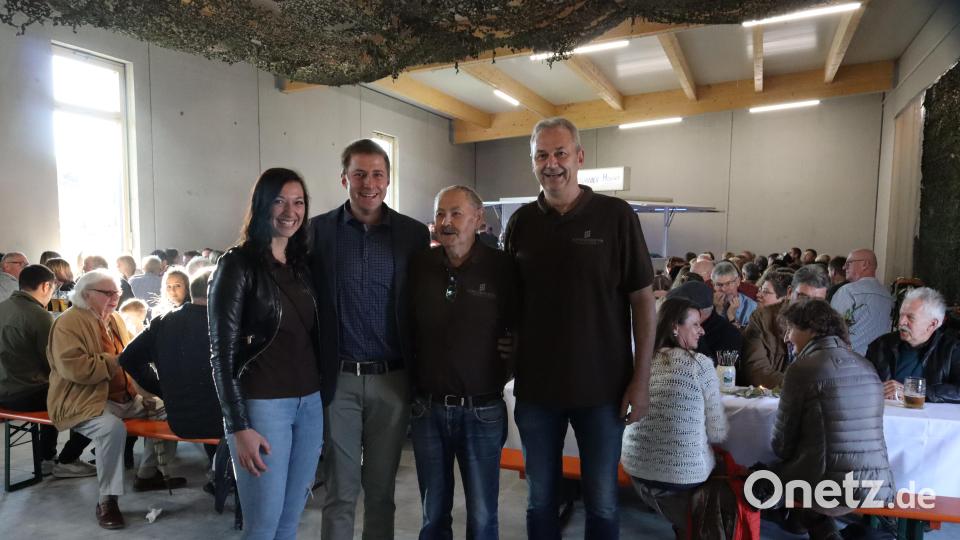 Die Inhaberfamilie Weinfurtner mit Enkelin Simone, Enkel und Geschäftsführer Thomas, Firmengründer Opa Richard und Jochen (von links) veranstalten, nachdem das 50-jährige Bestehen nicht gefeiert werden konnte, nun zum 55-Jährigen ein großes Fest. Bild: mrr