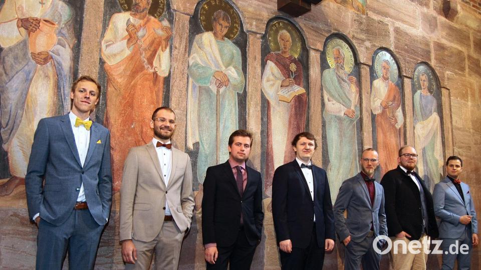 Die sieben gerade eingesegneten Diakone vor dem Altarbild der Rummelsberger Philippuskirche: (von links) Moritz Grothus, Jonas Döblinger, Tobias Zitko, Felix Lenski, Frederic Schöb-Fried, der aus Sulzbach-Rosenberg stammende Christian Ritter und Lukas Göppel. Bild: Dorothée Krätzer/exb