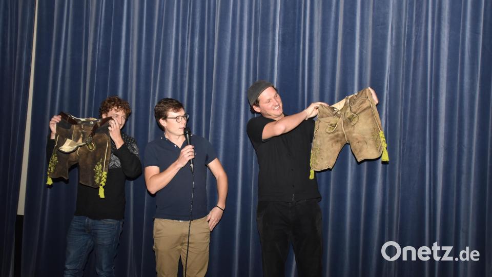 Die Protagonisten Thomas und Julian Wittmann (von links) zeigen dem Filmpublikum die Lederhosen, mit denen sie im Film auf ihren Zündapp-Mopeds nach Las Vegas reisten. Kameramann Markus Schindler (rechts) begleitete sie. Bild: hcz