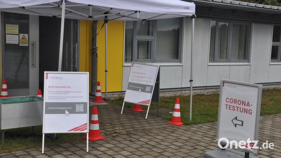 Das mobile Corona-Testzentrum, in dem sich die tschechischen Pendler testen lassen können, machte am Mittwoch Station an der Grenze bei Mähring. Bild: ws