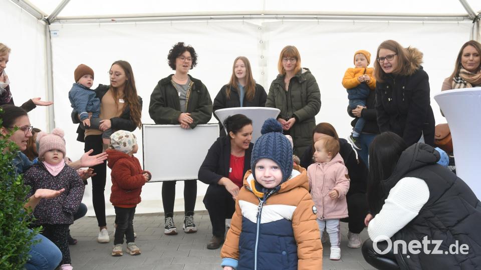 Bei der offiziellen Eröffnung im Oktober tragen Kinder gemeinsam mit Eltern und Erzieherinnen ein Lied vor. Bild: Gabi Schönberger