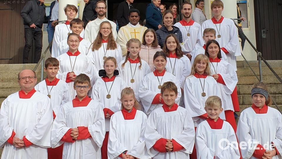 Verabschiedete und neu aufgenommene Ministranten der Pfarrei Herz Jesu Rosenberg. Bild: Richard Beer