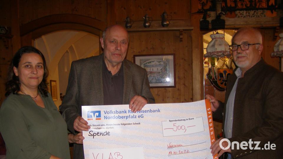 Für Habichtskauz-Projekt des Vereins für Landschaftspflege und Artenschutz in Bayern (VLAB) überreichte Gegenwind-Vorsitzender Albert Köstler einen symbolischen Scheck über 500 Euro an Projektleiterin Michaela Domeyer und an VLAB-Vorsitzenden Johannes Bradtka (rechts). Bild: pz