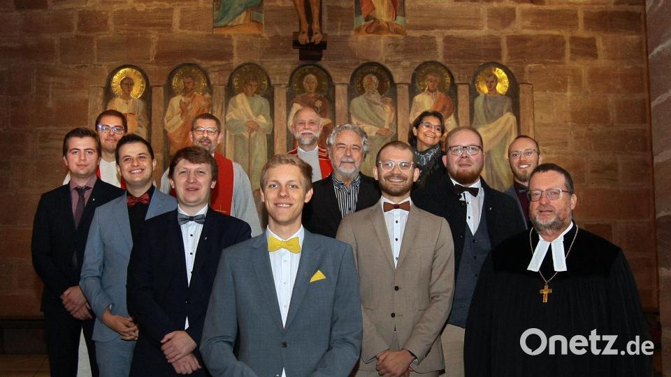 Oberste Reihe, von links: Diakon Frank Grohmann (Studienbegleiter), Diakon Jürgen Hofmann (Stellvertreter des Rektors), Brüdersenior Diakon Peter Barbian, Martina Makari (Mitglied der Brüderschaftsleitung); vorne von links Tobias Zitko, Lukas Göppel, Felix Lenski, Moritz Grothusen, Rudolf Forstmeier (Mitglied der Brüderschaftsleitung), Jonas Döblinger, Christian Ritter, Frederic Schöb-Fried und Oberkirchenrat Stefan Blumtritt. Bild: Dorothée Krätzer/exb