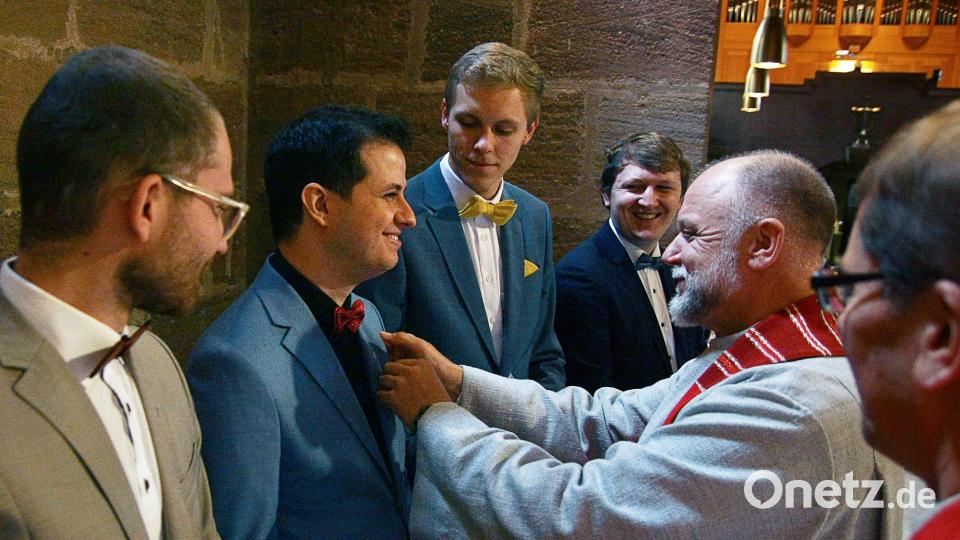 Das Diakonenkreuz steckt Brüdersenior Diakon Peter Barbian den sieben jungen Männern an. Bild: Dorothée Krätzer/exb