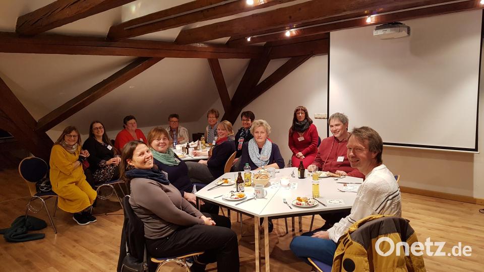 Ein Alpha-Abend beginnt mit einem gemeinsamen Essen, das ein kleines Team unter der Leitung von Katrin Oppitz (hinten, Zweite von links) und Elfi Schwarzmeier (Dritte von rechts) vorbereitet. Bild: ban