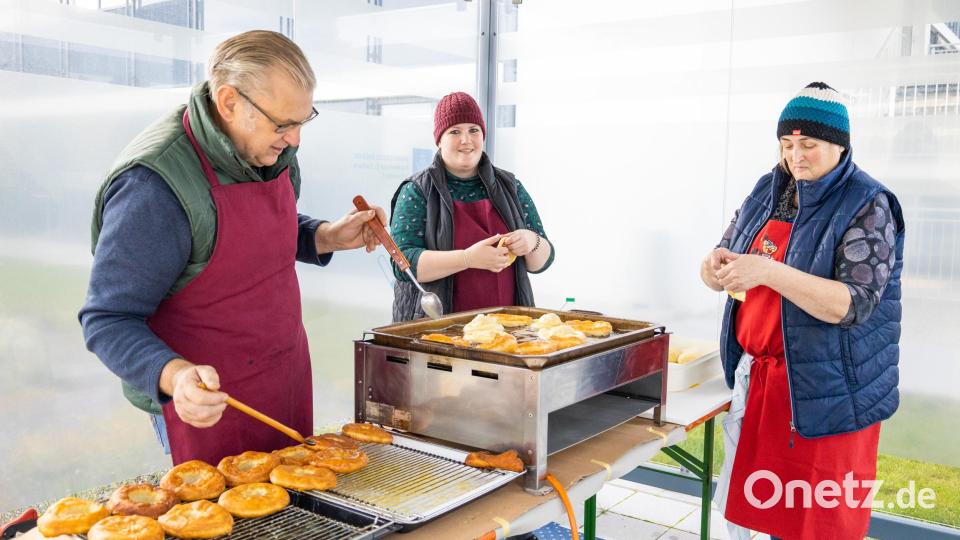 Eigens für diese Küchel-Aktion wurde eine temporäre Backstube vor dem Krankenhaus eingerichtet. Bild: Michael Vogl/exb