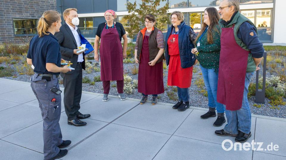 Geschäftsführer Dr. Martin Baumann (Zweiter von links) und die Pastoralratsvorsitzende Monika Pielmeier (links) lobten das Küchelbäckerinnen-Team, bestehend aus Christa Rüth, Maria Hauser, Karoline, Sonja und Anton Schmidl. Bild: Michael Vogl/exb