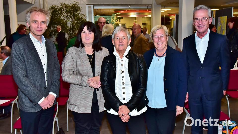 &quot;15 Jahre Lokales Bündnis für Familien im Landkreis Schwandorf&quot; wurde im Foyer der Sparkasse gefeiert. Ziele und Erfolge des Bündnisses stellten dabei Siegfried Bäumler (Arbeitsagentur), Birgit Höcherl (Landratsamt), die beiden Bündnis-Verantwortlichen Helga Forster und Dorothea Seitz-Dobler sowie Werner Heß (Sparkasse; von links) vor. Bild: Thomas Dobler