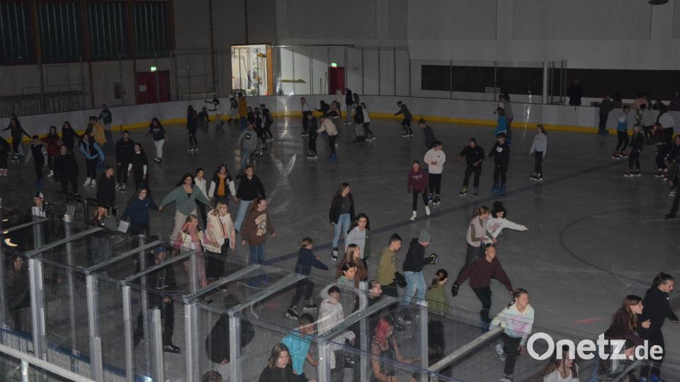 Mächtig was los war am Samstagabend zum Saisonauftakt bei der Eisdisco in der Mitterteicher Eissporthalle. Rund 500 Eisläuferinnen und Eisläufer bevölkerten die Eisfläche und genossen nach der Generalsanierung die Eissporthalle. Heiße Musik von DJ Marco sorgte für ein tolles Feeling und bisweilen Gänsehautstimmung. Bild: jr