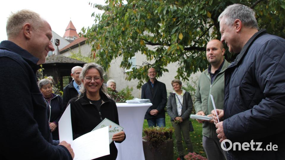 Heimspiel in Schnaittenbach: Auch Gärtnermeisterin Tanja Götz (Zweite von links), die für die Gestaltung und Pflege des städtischen Kräutergartes verantwortlich ist, wurde zur Freude von Bürgermeister Marcus Eichenmüller (links) von Landrat Richard Reisinger (rechts.) im Beisein von Kreisfachberater Markus Fuchs (Zweiter von rechts) mit der Naturgartenplakette ausgezeichnet. Bild: ads
