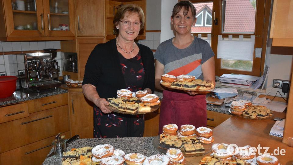 Seniorenbeauftragte Heidi Gradl (links) und Wirtin Sylvia Rubenbauer mit dem Kuchen und den Kücheln, die am Dienstag serviert wurden. Bild: jr
