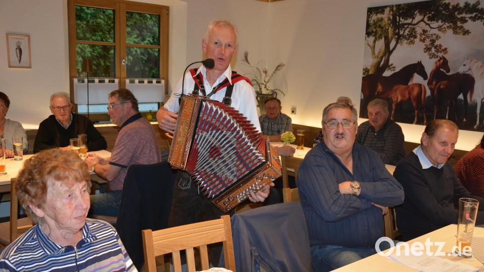 Musiker Peter Meyer mischte sich mit seinem Akkordeon auch mal unter die Senioren und heizte so die Stimmung an. Bild: jr