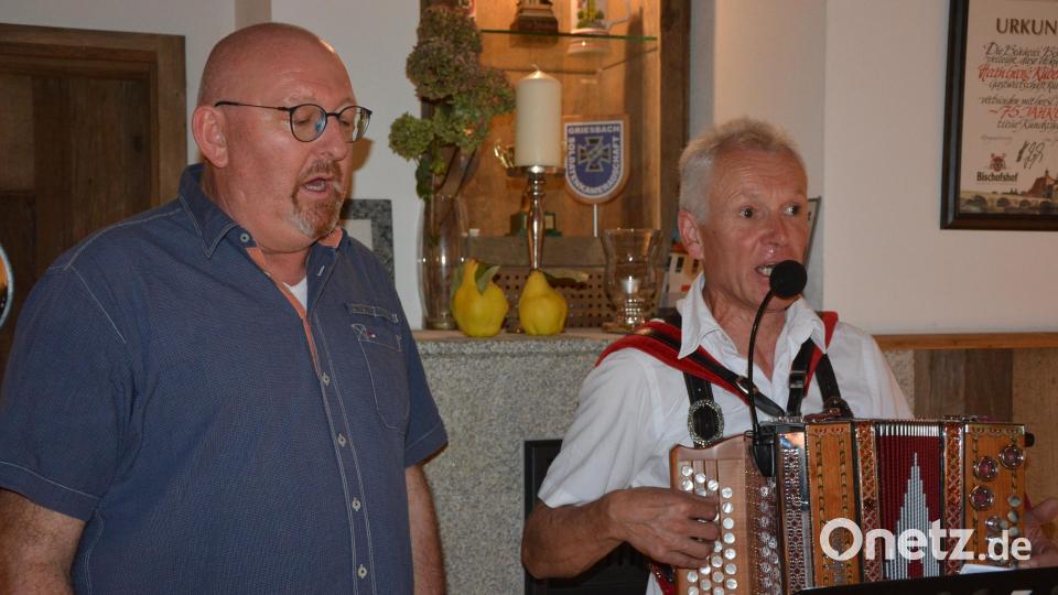 Musiker Peter Meyer (rechts) und Witzeerzähler Wolfgang Trottmann unterhielten die Senioren aus dem Gemeindebereich Mähring bei der Kirchweihfeier. Bild: jr