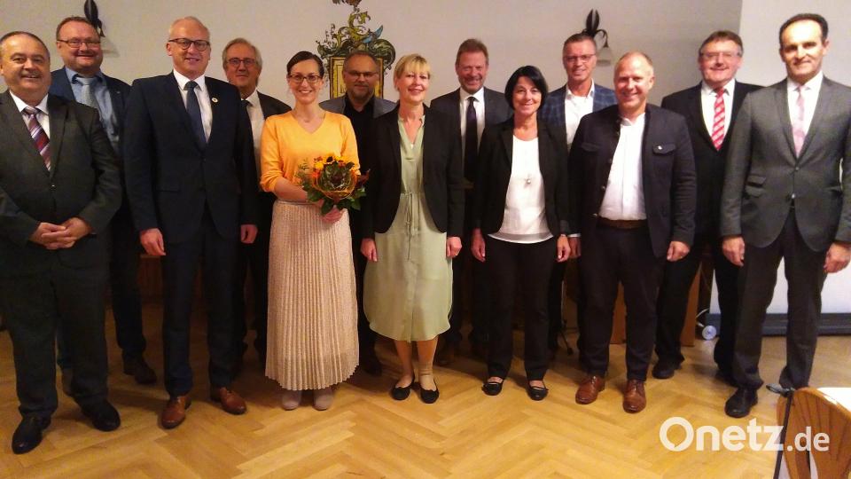 Sie sind die tragenden Säulen der AOVE : Die Bürgermeister der neun Gemeinden mit der Geschäftsführerin Katja Stiegler, Kurt Hillinger vom ALE, stellvertretendem Landrat Franz Mädler und Christine Schwendner. Bild: mma