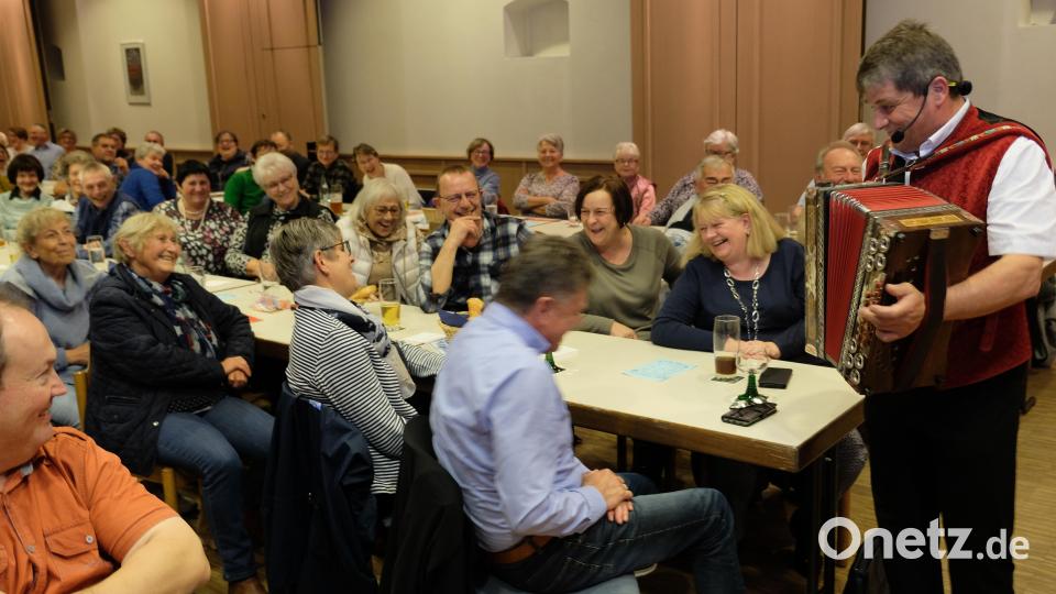 Volksnah und lustig wird es, wenn Josef „Bäff“ Piendl seine fröhlich-heiteren Gstanzln singt. Bild: do