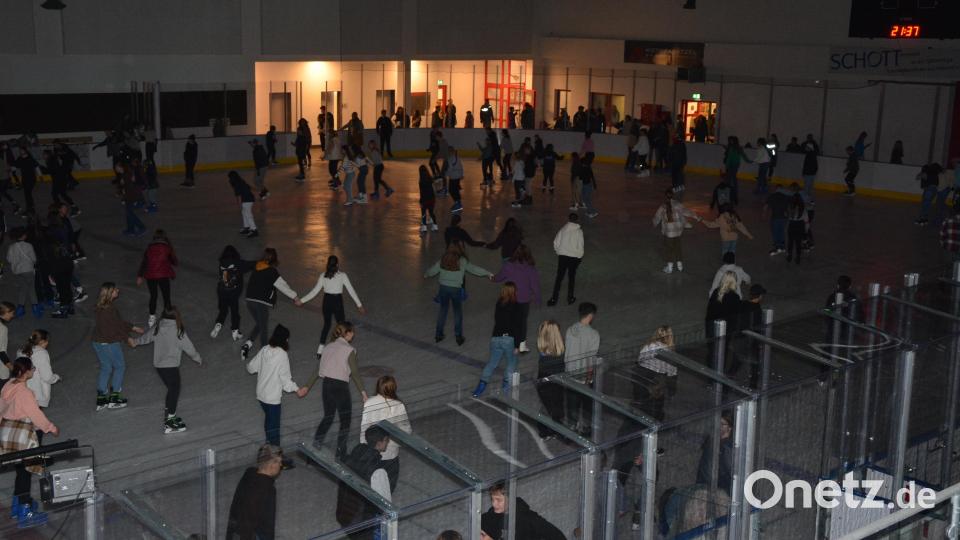 Mächtig was los war am Samstagabend zum Saisonauftakt bei der Eisdisco in der Mitterteicher Eissporthalle. Rund 500 Eisläuferinnen und Eisläufer bevölkerten die Eisfläche und genossen nach der Generalsanierung die Eissporthalle. Heiße Musik von DJ Marco sorgte für ein tolles Feeling und bisweilen Gänsehautstimmung. Bild: jr