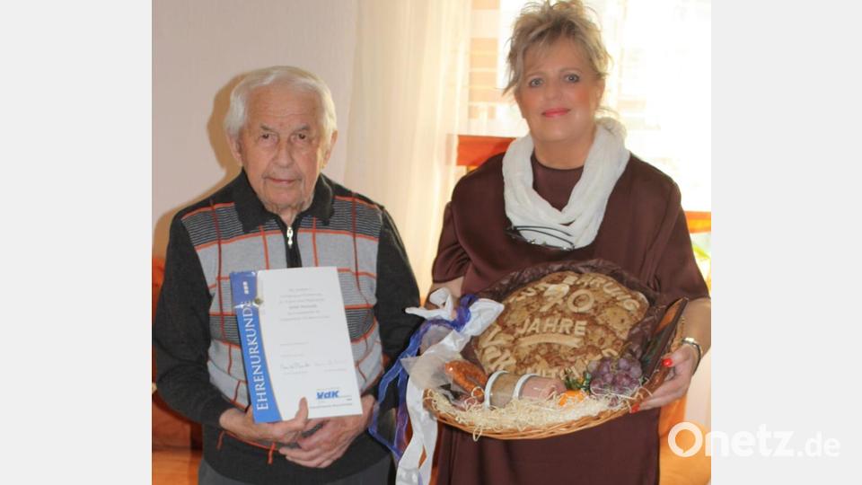 Auf dem Bild ist Josef Wagner zu sehen, der von der VdK-Vorsitzenden Heidi Deinlein für seine 70-jährige Mitgliedschaft geehrt wurde. Bild: VdK-Auerbach/exb